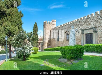 Statue von Königin Isabella I. von Spanien vor mittelalterlichen Stadtmauern, Toledo, Kastilien-La Mancha, Spanien Stockfoto