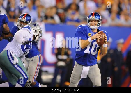 05. September 2012: New York Giants Quarterback Eli Manning (10) ist während eines NFL-Matchup der Woche 1 zwischen den Dallas Cowboys und New aus der Tasche Stockfoto