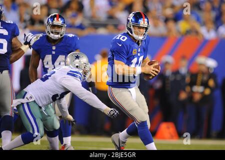 05. September 2012: New York Giants Quarterback Eli Manning (10) ist während eines NFL-Matchup der Woche 1 zwischen den Dallas Cowboys und New aus der Tasche Stockfoto