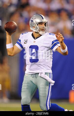 05. September 2012: Dallas Cowboys Quarterback Tony Romo (9) rollt während eines NFL Matchup der Woche 1 zwischen den Dallas Cowboys und New Yor aus der Tasche Stockfoto