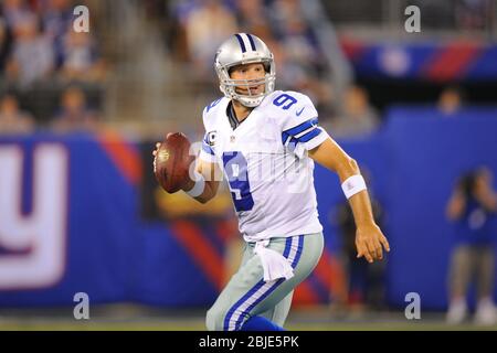 05. September 2012: Dallas Cowboys Quarterback Tony Romo (9) rollt während eines NFL Matchup der Woche 1 zwischen den Dallas Cowboys und New Yor aus der Tasche Stockfoto