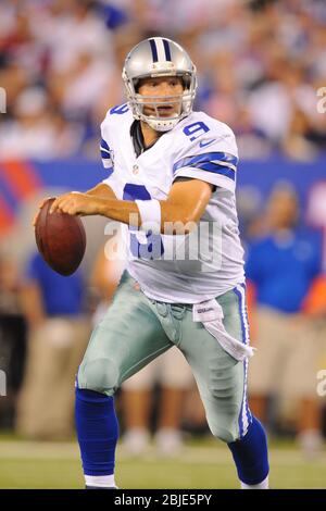 05. September 2012: Dallas Cowboys Quarterback Tony Romo (9) rollt während eines NFL Matchup der Woche 1 zwischen den Dallas Cowboys und New Yor aus der Tasche Stockfoto