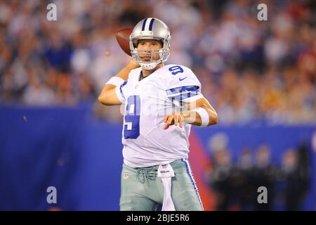 05. September 2012: Dallas Cowboys Quarterback Tony Romo (9) rollt während eines NFL Matchup der Woche 1 zwischen den Dallas Cowboys und New Yor aus der Tasche Stockfoto