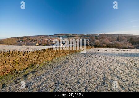 Frostige Felder in der Nähe von Baslow im Peak District National Park. Baslow Edge kann in der Ferne gesehen werden. Stockfoto