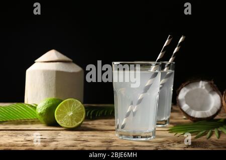 Zwei Gläser Kokoswasser auf Holztisch Stockfoto