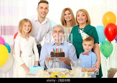 Familie feiert Großvater Geburtstag zusammen Stockfoto