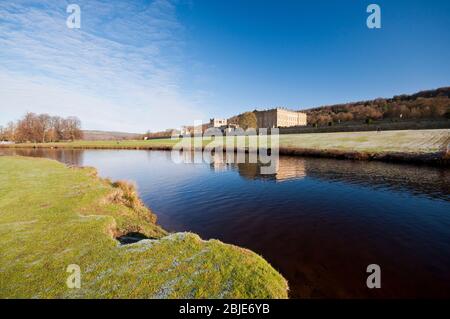 Chatsworth House und der Fluss Derwent im Peak District National Park, England, Großbritannien Stockfoto