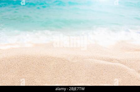 Sommer Wasser Hintergrund, Küste des Strandes mit weißem Sand, tropische Seenlandschaft, verschwommener Hintergrund Stockfoto