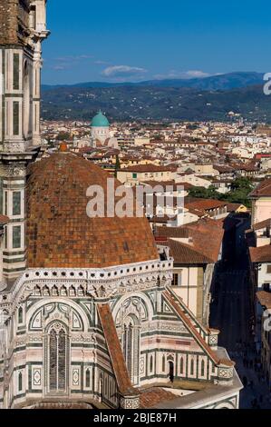 Die Kuppel der Basilika Santa Maria del Fiore (Basilika Santa Maria del Fiore). Blick vom Campanile von Giotto. Florenz, Toskana, Italien. Stockfoto