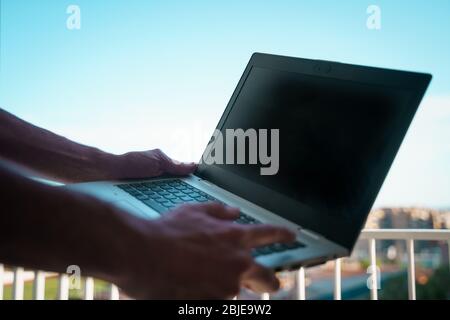 Hände arbeiten mit Laptop draußen. Digitales Nomadenkonzept Stockfoto