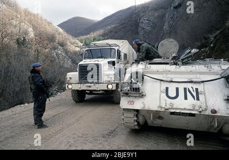 5. Februar 1994 während des Krieges in Zentralbosnien: Neben dem Bistrica-Fluss passiert ein gemeinsamer Konvoi der belgischen Militärs und norwegischen UHCR-Lastwagen in südlicher Richtung einen Kontrollpunkt der britischen Armee/bosnisch-muslimischen Armee auf der Route Diamond, nördlich von Gornji Vakuf. Stockfoto