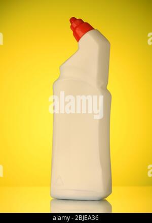 Eine weiße Kunststoff-Bleichflasche ohne Etikett bereit, Text für Nachricht oder Konzept vor einem gelben Hintergrund isoliert hinzuzufügen. Stockfoto