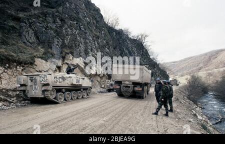 5. Februar 1994 während des Krieges in Zentralbosnien: Neben dem Bistrica-Fluss passiert ein gemeinsamer Konvoi der belgischen Militärs und norwegischen UHCR-Lastwagen in südlicher Richtung einen Kontrollpunkt der britischen Armee/bosnisch-muslimischen Armee auf der Route Diamond, nördlich von Gornji Vakuf. Stockfoto