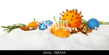 Weihnachtskomposition aus Zitrusfrüchten, Gewürzen und Schnee auf weißem Hintergrund Stockfoto