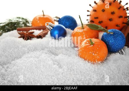 Weihnachtskomposition aus Zitrusfrüchten, Gewürzen und Schnee auf weißem Hintergrund, Nahaufnahme Stockfoto