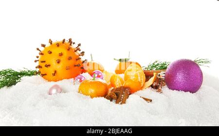 Weihnachtskomposition aus Zitrusfrüchten, Gewürzen und Schnee auf weißem Hintergrund Stockfoto