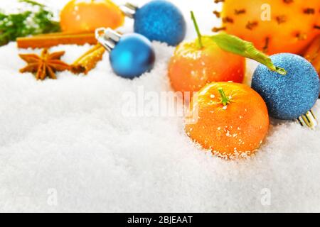 Weihnachtskomposition von Zitrusfrüchten und Gewürzen auf Schnee, Nahaufnahme Stockfoto