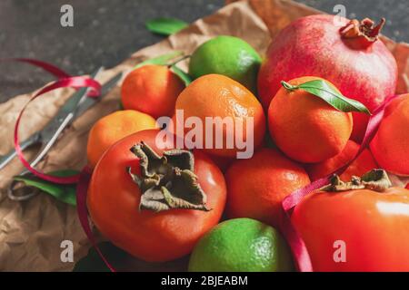 Set mit Mandarinen und Saftfrüchten auf Geschenkpapier Stockfoto