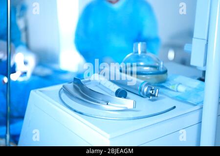 Satz von medizinischen Instrumenten auf einem speziellen Stand in der Klinik Stockfoto