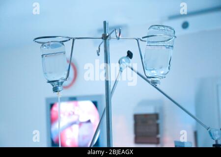 Infusion Tropfen im Krankenhaus auf unscharfen Hintergrund Stockfoto