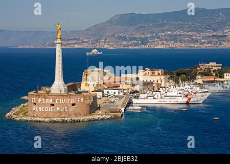 Madonnina del Porto Statue & Küstenwache Station, Hafen von Messina, Insel Sizilien, Italien Stockfoto