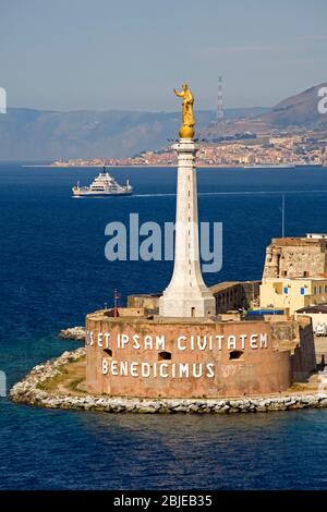 Madonnina del Porto Statue, der Hafen von Messina, Sizilien, Italien Stockfoto