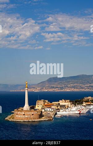 Madonnina del Porto Statue, der Hafen von Messina, Sizilien, Italien Stockfoto