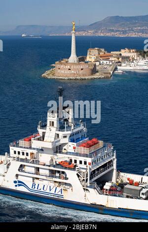 Fähre vorbei Madonnina del Porto Statue, der Hafen von Messina, Sizilien, Italien Stockfoto