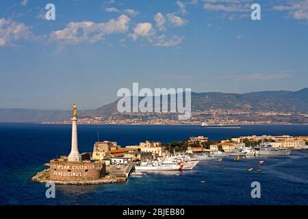 Madonnina del Porto Statue & Küstenwache Station, Hafen von Messina, Insel Sizilien, Italien Stockfoto