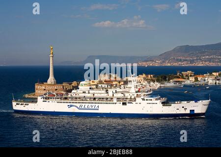 Fähre vorbei Madonnina del Porto Statue, der Hafen von Messina, Sizilien, Italien Stockfoto