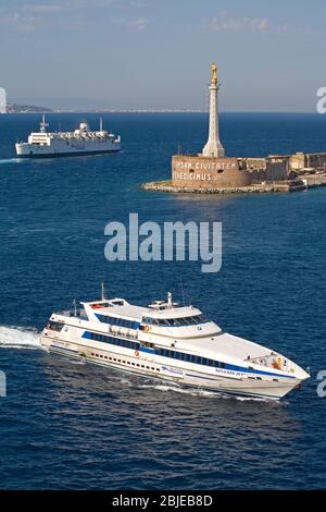 Fähre vorbei Madonnina del Porto Statue, der Hafen von Messina, Sizilien, Italien Stockfoto