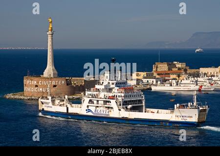 Fähre vorbei Madonnina del Porto Statue, der Hafen von Messina, Sizilien, Italien Stockfoto