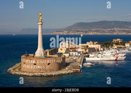 Madonnina del Porto Statue & Küstenwache Station, Hafen von Messina, Insel Sizilien, Italien Stockfoto