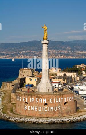 Madonnina del Porto Statue, der Hafen von Messina, Sizilien, Italien Stockfoto