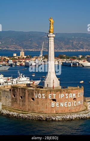 Madonnina del Porto Statue, der Hafen von Messina, Sizilien, Italien Stockfoto