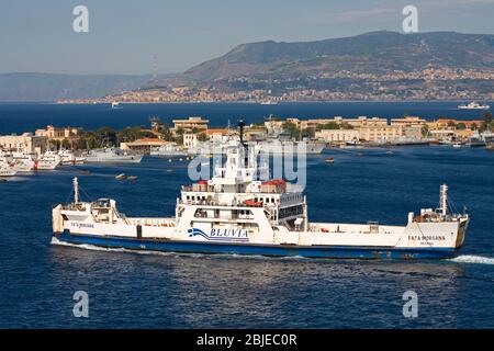 Fähre vorbei Madonnina del Porto Statue, der Hafen von Messina, Sizilien, Italien Stockfoto