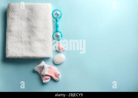 Baby Notwendigkeiten auf blauem Hintergrund Stockfoto