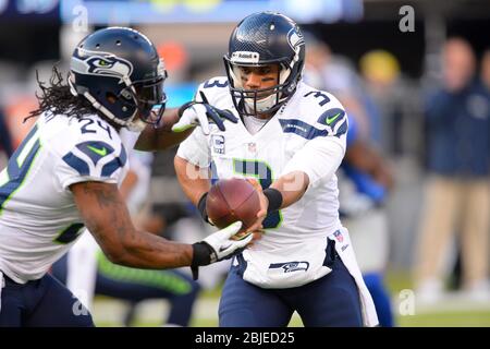 15. Dezember 2013: Seattle Seahawks Quarterback Russell Wilson (3) übergibt sich an Seattle Seahawks, die während des ersten hal Marshawn Lynch (24) zurücklaufen Stockfoto