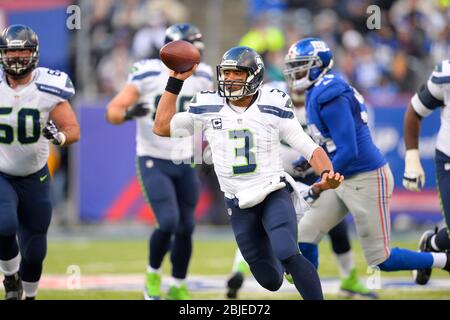 15. Dezember 2013: Seattle Seahawks Quarterback Russell Wilson (3) kriegt während der ersten Hälfte eines NFL-Spiels zwischen den Seattle Seahawks und dem Stockfoto