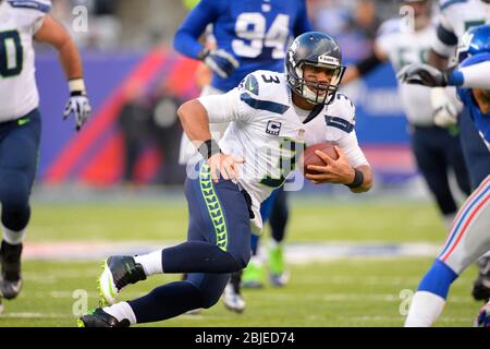 15. Dezember 2013: Seattle Seahawks Quarterback Russell Wilson (3) kriegt während der ersten Hälfte eines NFL-Spiels zwischen den Seattle Seahawks und dem Stockfoto