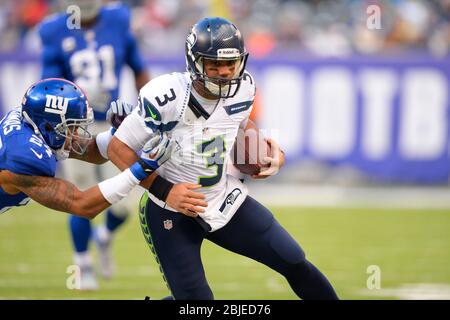 15. Dezember 2013: Seattle Seahawks Quarterback Russell Wilson (3) kriegt während der ersten Hälfte eines NFL-Spiels zwischen den Seattle Seahawks und dem Stockfoto