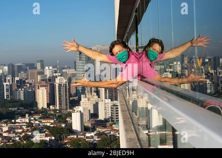 Quarantäne. Der reife Mann zu Hause schaut aus dem Fenster. Stockfoto