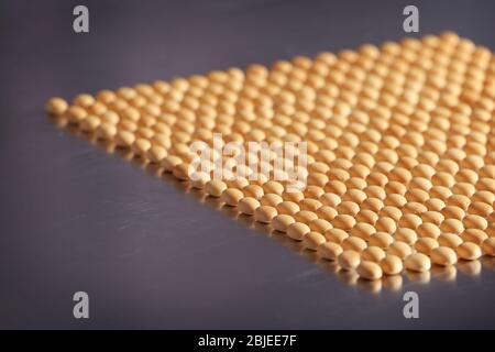 Produktionslinie von Cookies backen, Nahaufnahme Stockfoto