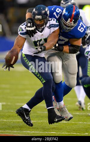 15. Dezember 2013: Seattle Seahawks Mittellinebacker Bobby Wagner (54) dreht den Ball, als er versucht, sich von Brandon Mosley, dem Wächter der New York Giants, zu befreien Stockfoto