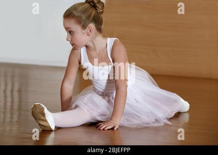 Schönes kleines Mädchen üben Ballett im Unterricht Stockfoto