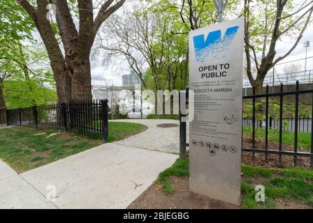 Eintritt zum Muscota Marsh in Inwood, einem restaurierten Salzsumpf und Süsswasser-Feuchtgebiet, das von NYC Parks und der Columbia University geschaffen wurde Stockfoto