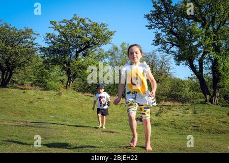 Kinder haben Spaß auf dem Land Stockfoto