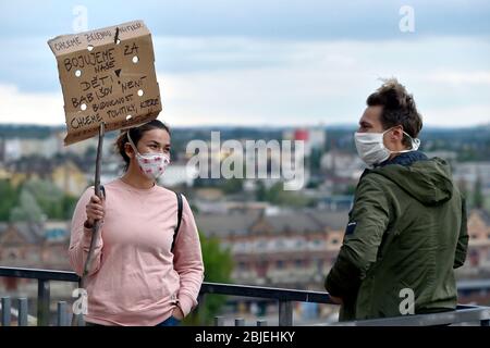 Hunderte von Menschen trafen sich heute, am Mittwoch, den 29. April 2020, in Prag-Letna, um gegen die Schritte und die Art der Kommunikation des Kabinetts inmitten der Coronavirus-Epidemie zu protestieren, ein Ereignis, das der Vorsitzende der Demokratiegruppe Mikulas Minar in „Million Moments for Democracy“ als „Spaziergang“ inszenierte. Da ein Spaziergang über das Virus nicht verboten ist und die Menschen ein Foto mit den Fragen machen und es online mit dem Hashtag PtameSeVlady (WeAskTheGovernment) veröffentlichen sollen. Mehrere Dutzend Menschen versammelten sich auch zu einem regierungsfeindlichen Protest im Denis-Park in Brünn. (CTK Photo/Vaclav Salek) Stockfoto