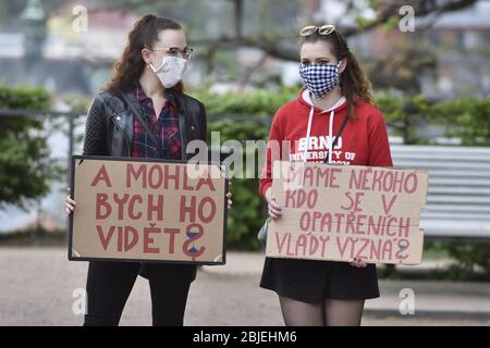 Hunderte von Menschen trafen sich heute, am Mittwoch, den 29. April 2020, in Prag-Letna, um gegen die Schritte und die Art der Kommunikation des Kabinetts inmitten der Coronavirus-Epidemie zu protestieren, ein Ereignis, das der Vorsitzende der Demokratiegruppe Mikulas Minar in „Million Moments for Democracy“ als „Spaziergang“ inszenierte. Da ein Spaziergang über das Virus nicht verboten ist und die Menschen ein Foto mit den Fragen machen und es online mit dem Hashtag PtameSeVlady (WeAskTheGovernment) veröffentlichen sollen. Mehrere Dutzend Menschen versammelten sich auch zu einem regierungsfeindlichen Protest im Denis-Park in Brünn. (CTK Photo/Vaclav Salek) Stockfoto