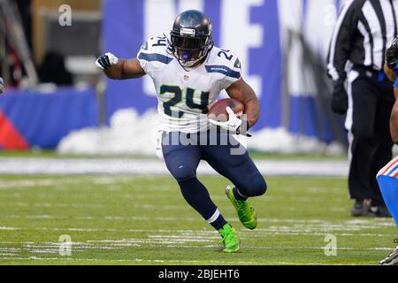 15. Dezember 2013: Seattle Seahawks laufen zurück Marshawn Lynch (24) trägt den Ball während der ersten Hälfte eines NFL-Spiels zwischen den Seattle Seahawks Stockfoto